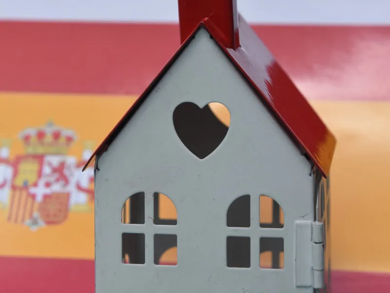 edificio-de-viviendas-modernas-en-una-zona-residencial-de-espana