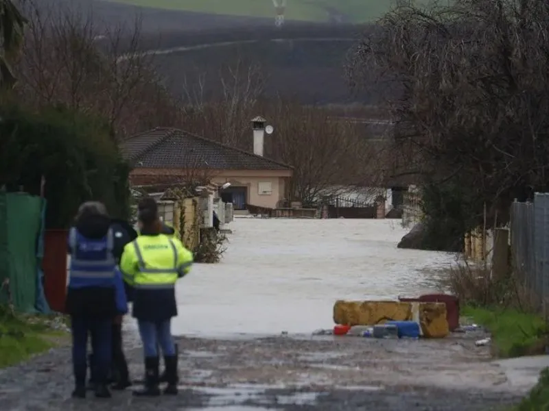 emergencias-evacuando-vecinos-en-borrasca-leonardo-lluvia|Foto: EFE/Salas