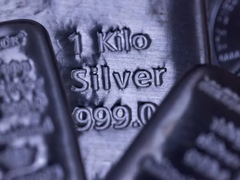 lingotes-de-plata-sobre-graficos-de-cotizaciones-financieras|Foto: Bloomberg/Chris Ratcliffe