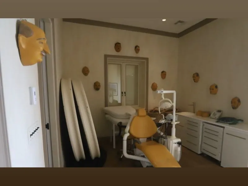 interior-isla-privada-epstein-silla-dentista-pizarra-mensajes|Foto: Independent en Español