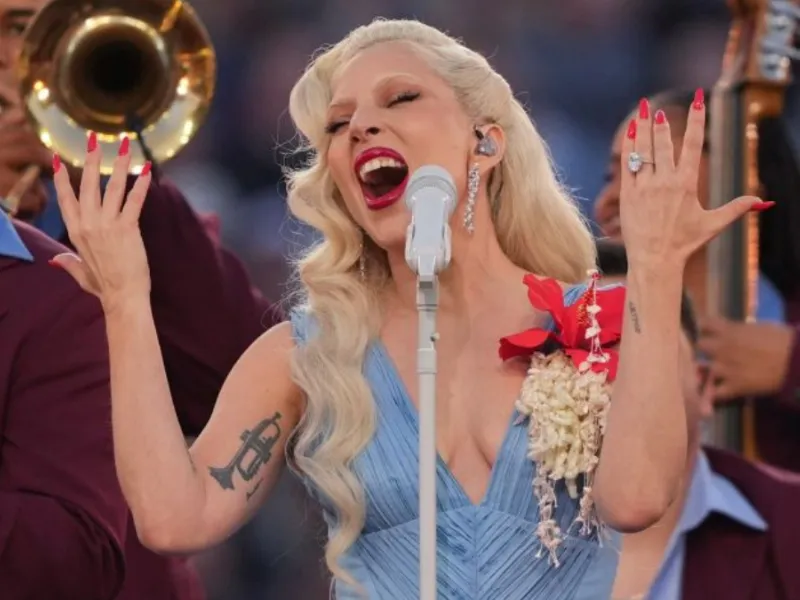 lady-gaga-vestido-azul-claro-flor-roja-bailando-salsa-super-bowl|Foto: Forbes España