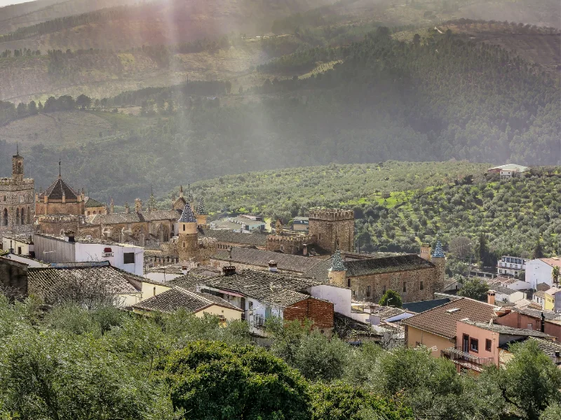 vivienda-pueblo-rural-españa-paisaje-montaña-deduccion-fiscal